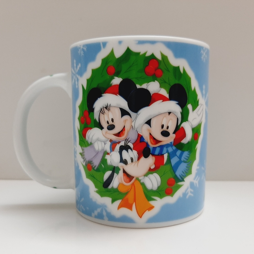🍒 Disney Christmas Holiday Holly Wreath Mug w/ Mickey & Friends Coffee Tea Cup